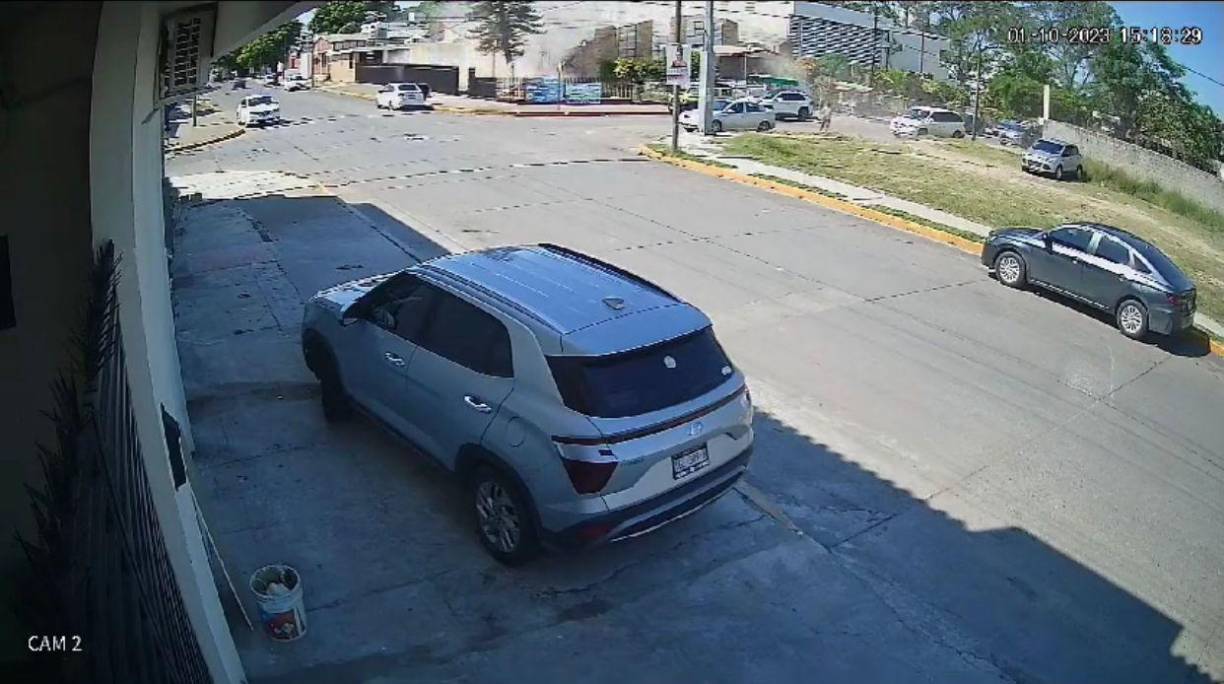 Las primeras informaciones de los habitantes cercanos a la iglesia fue socorrer a las personas atrapadas que aún se encuentran debajo de los escombros.