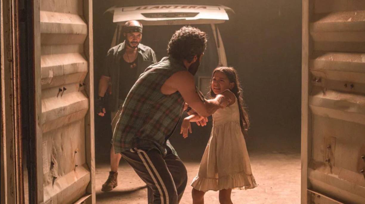 La trama de “Sound of Freedom” comienza en Honduras, donde Roberto Aguilar (José Zúñiga) y sus dos hijos, Rocío (Cristal Aparicio) y Miguel (Lucas Ávila) dan la bienvenida a una atractiva mujer, Giselle (Yessica Borroto), a su hogar. Ella les ofrece una oportunidad para que ambos niños participen en una audición que podría darles una ventaja en la vida como modelos infantiles. Solo que, cuando Roberto va a recoger a sus hijos a la hora acordada, no los encuentra por ningún lado. Así comienza su pesadilla. 