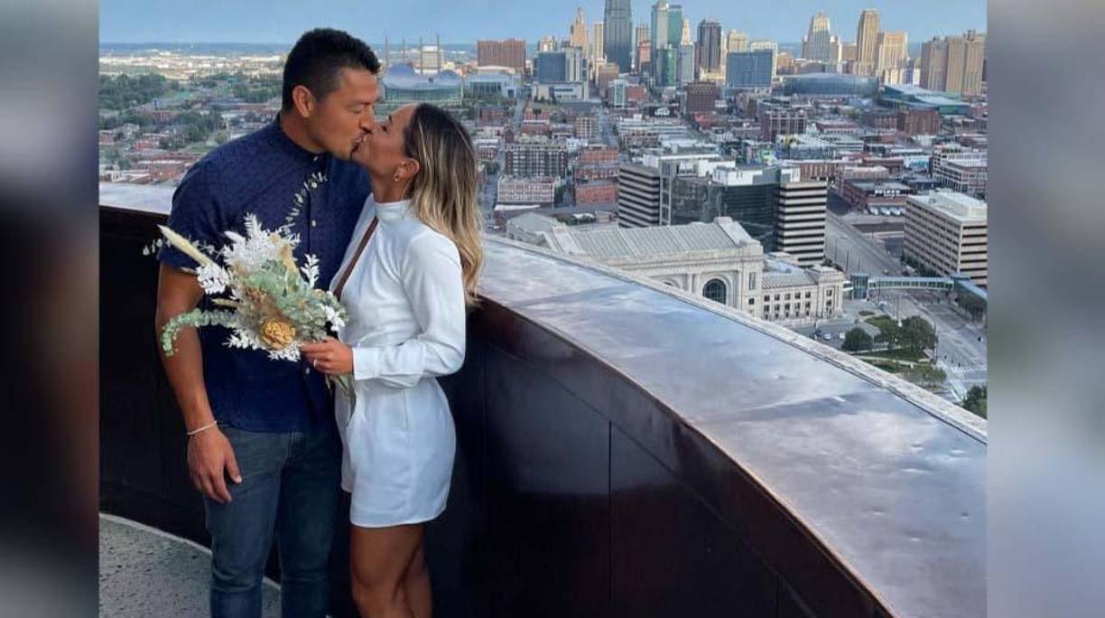 La jugadora Lo’eau LaBonta compartió esta fotografía en la que informaba lo feliz que estaba al casarse con Roger Espinoza. 