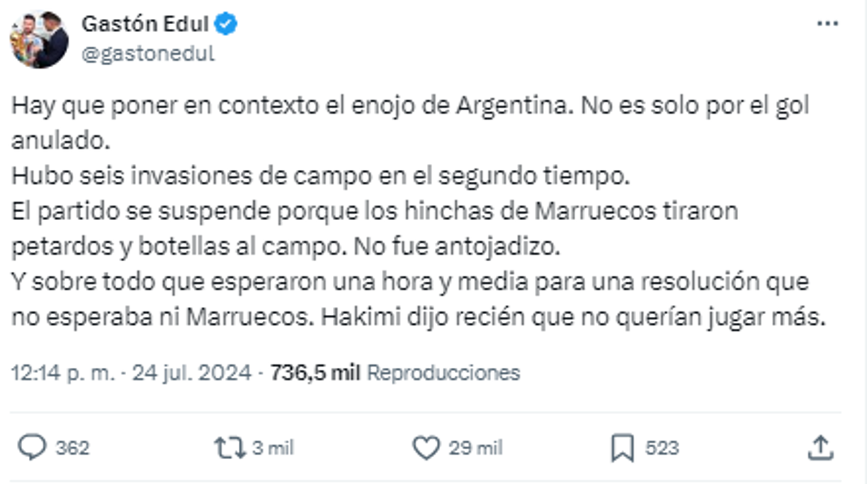 Gastón Edul, periodista de Argentina expuso lo que pasó durante el partido: “El partido se suspende porque los hinchas de Marruecos tiraron petardos y botellas al campo. No fue antojadizo. Y sobre todo que esperaron una hora y media para una resolución que no esperaba ni Marruecos”.