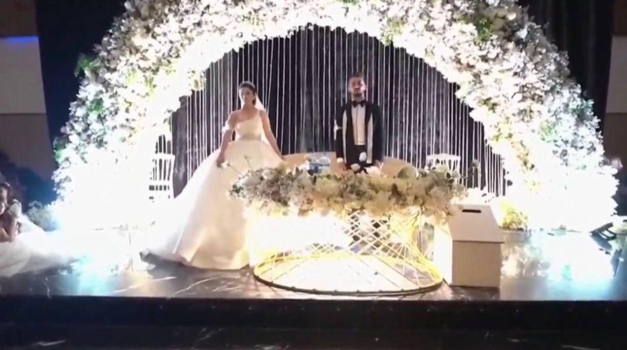 Su boda era de ensueño, en videos compartidos en redes sociales se pudo observar a la pareja disfrutar del momento del baile de vals como esposos, pero luego ocurrió la tragedia, donde el recinto donde se casaban prendió fuego. 