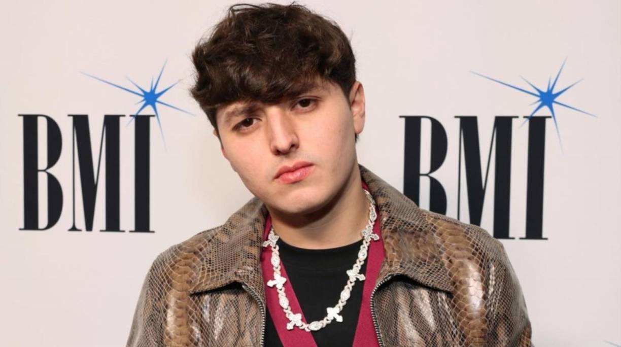 El joven exponente de los corridos tumbados, Gabito Ballesteros, desata los rumores sobre un posible romance con Belinda, luego de que se viralizara un video donde se ve a ambos bajando de una camioneta.