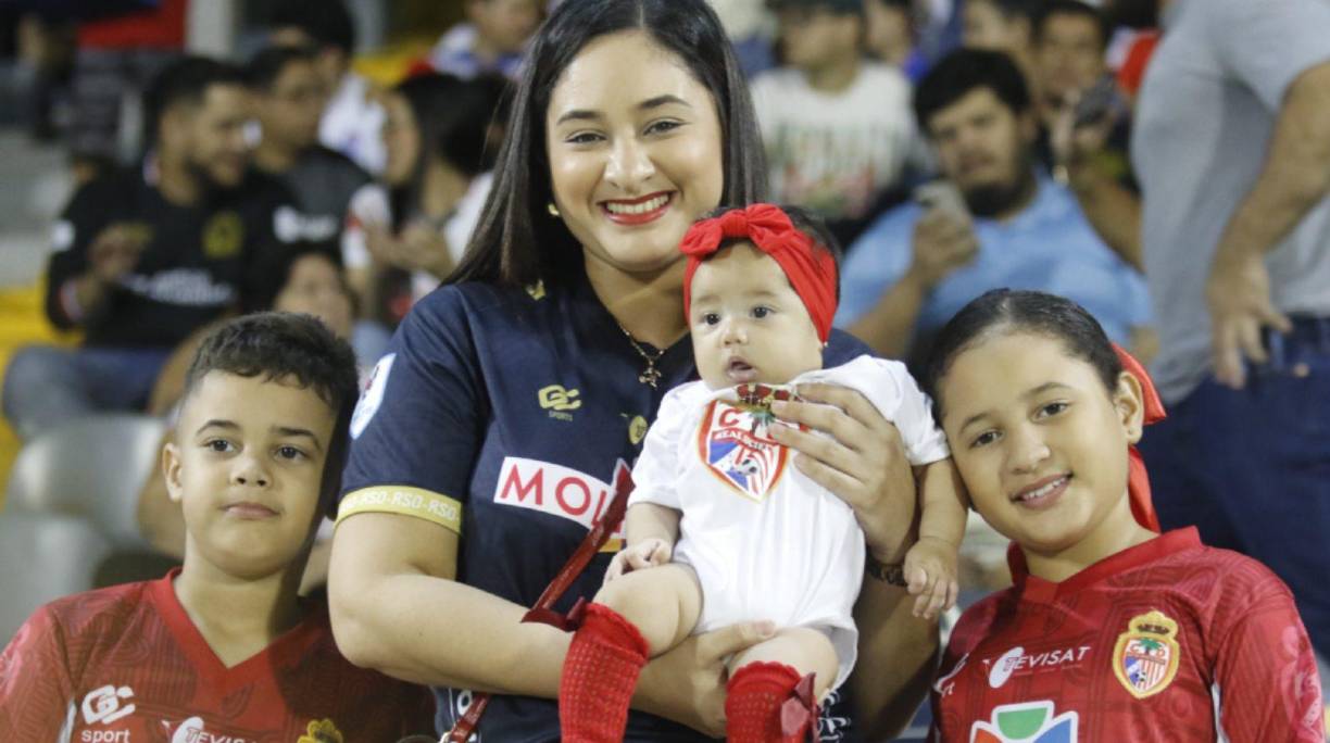 Pamela Reyes, esposa de Diego Reyes, llegó junto a sus hijos para darle apoyo al jugador de la Real Sociedad.