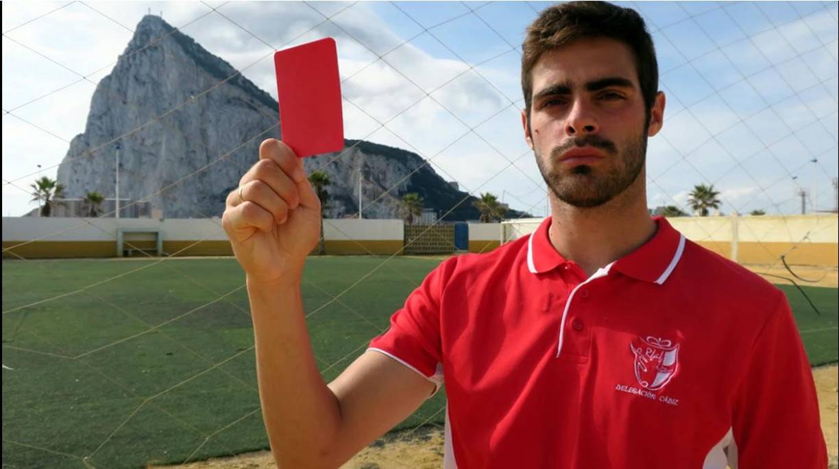 Un mes después, Jesús Tomillero se hartó de los insultos, humillaciones y amenazas, por lo que decidió dejar el arbitraje. El 7 de mayo de 2016, el árbitro pitaba un partido cuando señaló un penal y desde la grada no tardaron en llegar los insultos homófobos y crueles burlas. Tomillero no pudo aguantar más y acudió a la Real Federación Andaluza de Fútbol para anunciar su retirada.