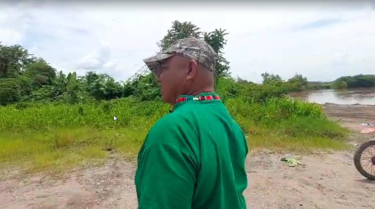 Don Luis, padre de Luis Fernando, llegó al lugar a ver el cuerpo de su vástago.