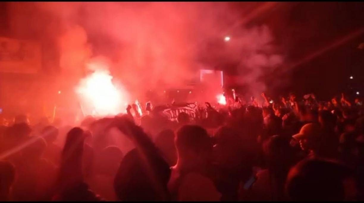 En las afueras del estadio también se dieron disturbios entre los aficionados.