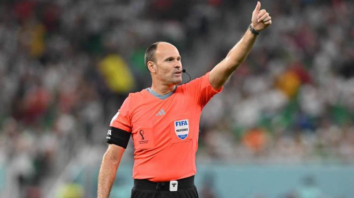 Se va a insistir en que todos los equipos deben tener siempre un<b> capitán con un brazalete distintivo sobre el terreno de juego. </b>El árbitro asistente reserva (RAR) podrá ayudar al árbitro de la misma manera que los otros oficiales de partido ‘en el campo’.