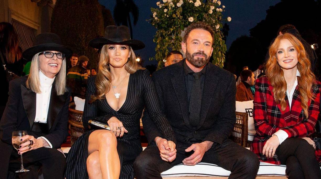 Los famosos, conocidos como Bennifer, derrocharon elegancia en el desfile de modas. Aquí la pareja junto a las actrices Diane Keaton y Jessica Chastain. 