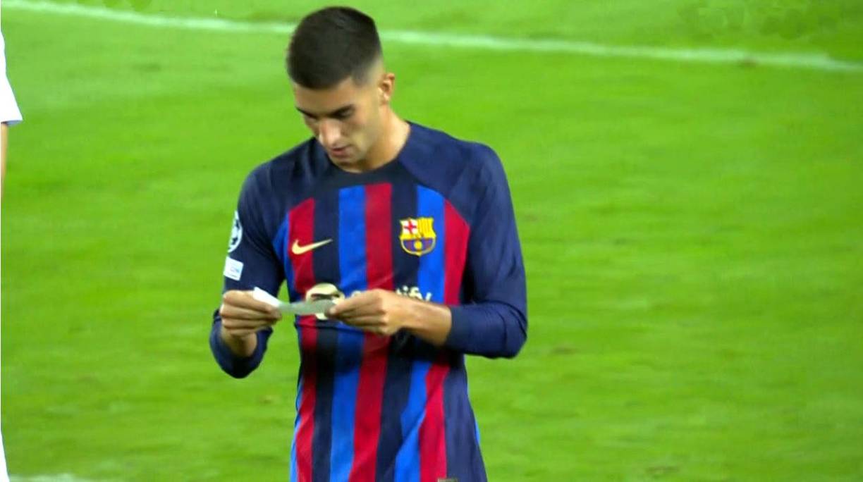 Pablo Torre se acercó a Ferran Torres y le entregó el papelito. El delantero leyó el mensaje de manera muy atenta, y lo colocó en su propia media.