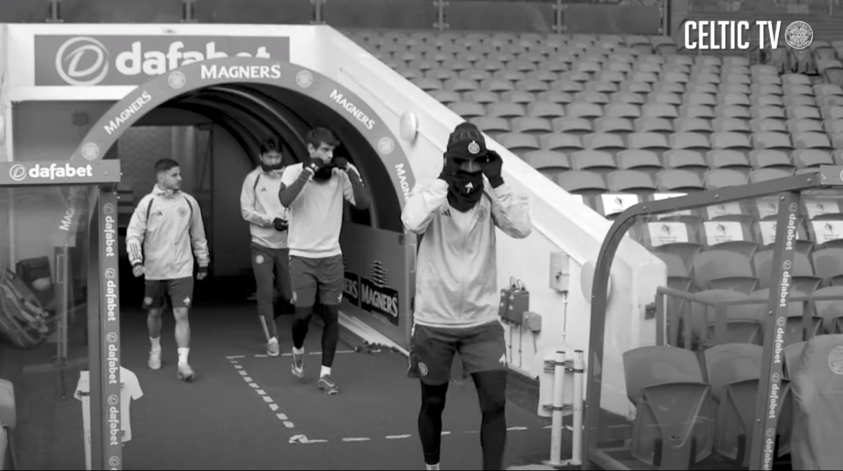 Luis Palma no aguantó el frío y entrenó con medias, guantes, gorro y todos los accesorios posibles para mantenerse cálido.