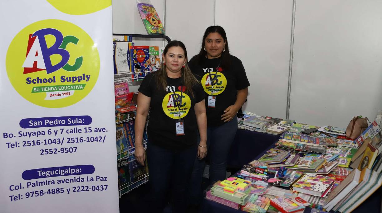 Yesenia Caballero y Reina Durón de la tienda educativa ABC School Supply