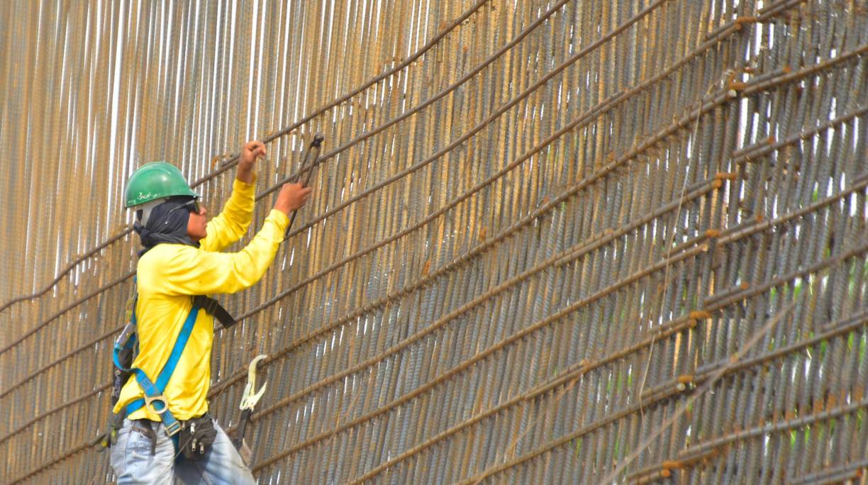  El ministro de Justicia y Seguridad Pública de El Salvador, Gustavo Villatoro, informó que se construye en el municipio de Tecoluca, departamento de San Vicente, una mega obra con estándares internacionales y uso de tecnología para evitar señal telefónica, vuelo de drones, entre otros.