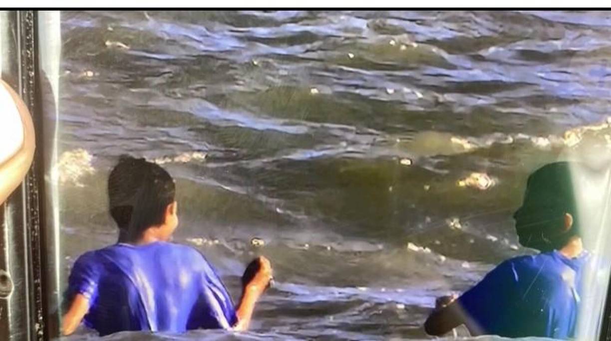 “Alrededor de las 2am en la 28 y Seawall un sujeto masculino que coincide con la descripción de los gemelos desaparecidos fue sacado del agua. La familia ha sido notificada y la búsqueda de la segunda víctima continúa”, informó Kirwin.