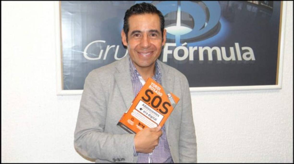 AHORA: También es escritor. En mayo de 2017 Rosado visitó Honduras y brindó una conferencia sobre bullying.