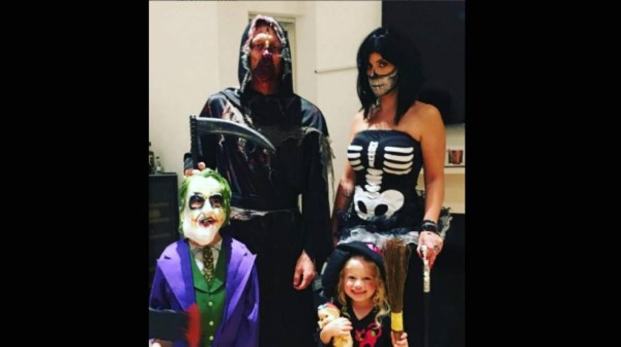 Lucas Leiva, futbolista brasileño que juega en el Liverpool FC junto a sus hijos y esposa.