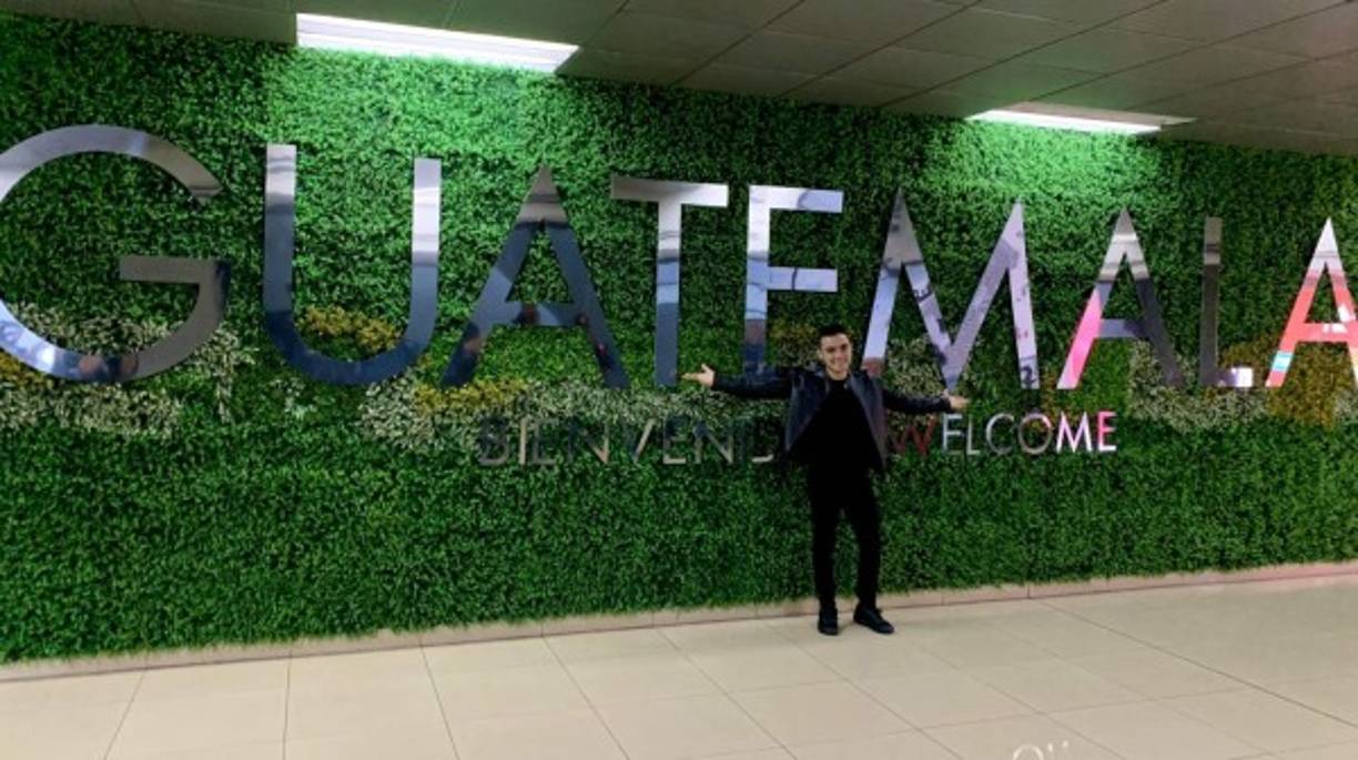 A su llegada a Guatemala, varias empresas le dieron la bienvenida al 'chapín de oro, haciendo entrega de importantes reconocimientos y obsequios.