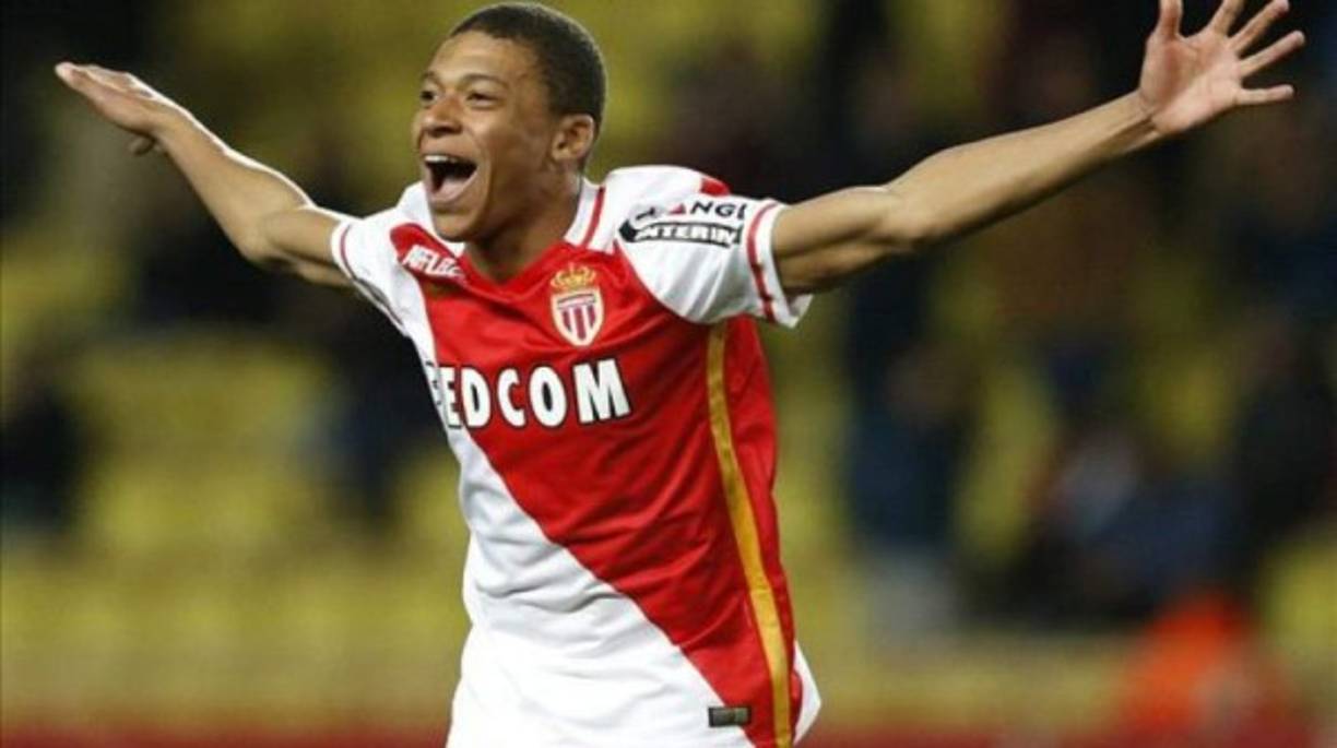 El primer número que uso Mbappé fue el dos, un dorsal poco común en los delanteros.