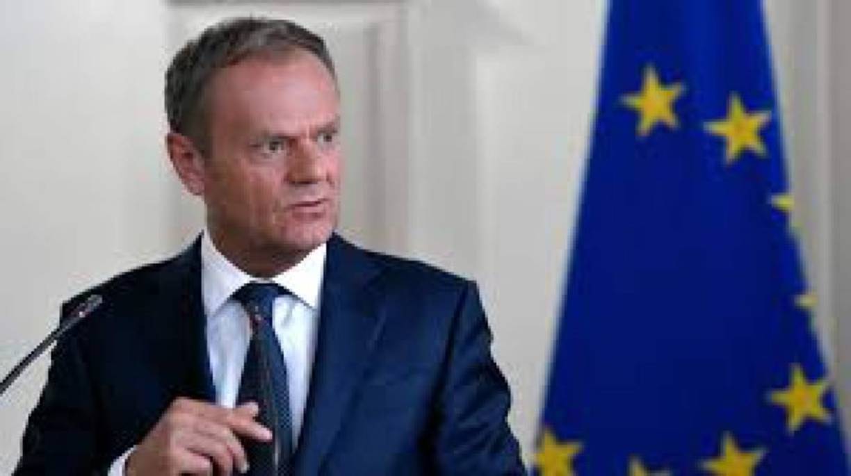El presidente del Consejo Europeo, Donald Tusk, puso hoy de relieve el 'mandato democrático' de Guaidó. 'A diferencia de (Nicolás) Maduro, la Asamblea parlamentaria, incluyendo a Juan Guaidó, tiene un mandato democrático de los ciudadanos venezolanos', indicó Tusk a través de la red social Twitter.