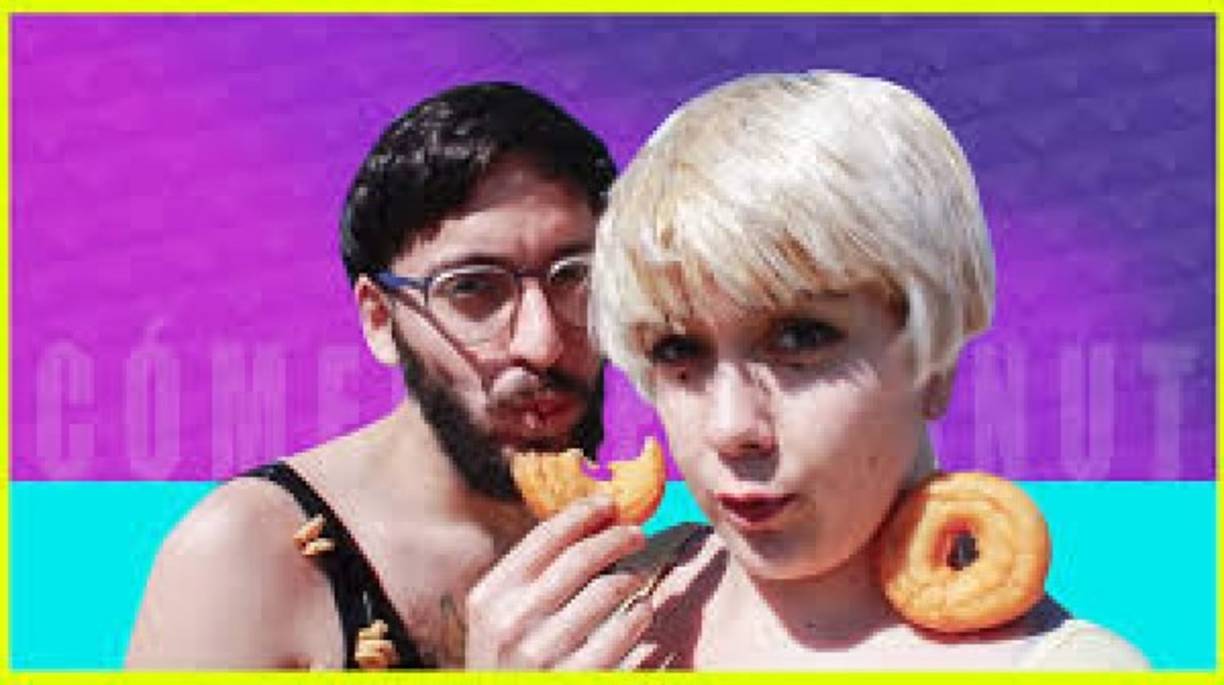 ¿Quiénes son?<br/>Jirafa Rey y Lapili se llaman en realidad Alejandro Robles y Pilar Robles y son dos primos con mucha curiosidad por las artes y el mundo del espectáculo que en 2016n decidieron formar este peculiar grupo. Alejandro tiene 25 años, es filósofo y vive en Barcelona. Además, escribe poesía, crea y dirige obras de teatro y practica baile urbano estilo kuduro, algo que demuestra en sus llamativas performances. Entre otras intervenciones públicas, el joven actuó junto a su prima en el Festival de Cine de Málaga. En televisión, antes de su participación en Factor X, se ha dejado ver un par de veces en First Dates, donde demostró su arte con el twerking.