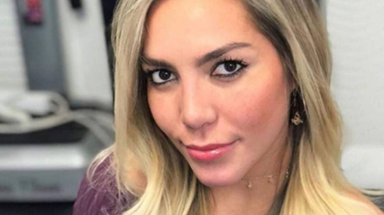 Y es que fuentes cercanas a la familia afirman que Alejandra le regaló en uno de los cumpleaños a su hija un auto y varios arreglos en su rostro y cuerpo. <br/><br/>El cambio fue muy notable, ya que la cara de Frida se ve mucho más estilizada.