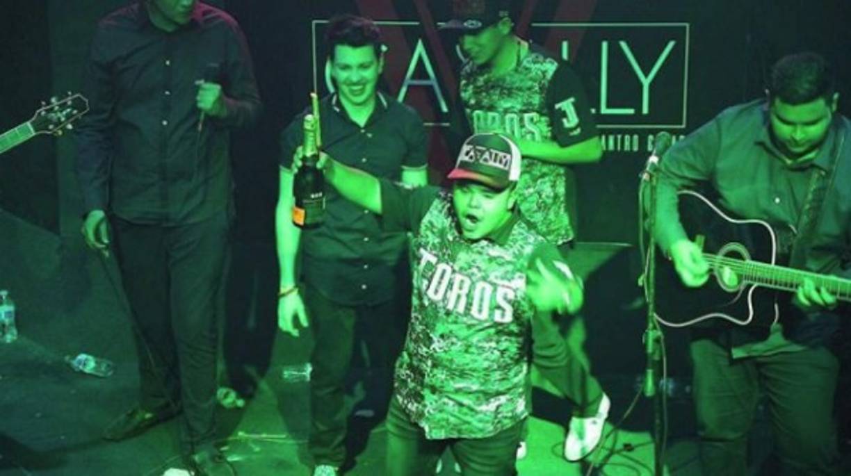 Con sus videos virales llegaron las invitaciones a fiestas y eventos, en la mayoría de ocasiones ligados con el narcotráfico.