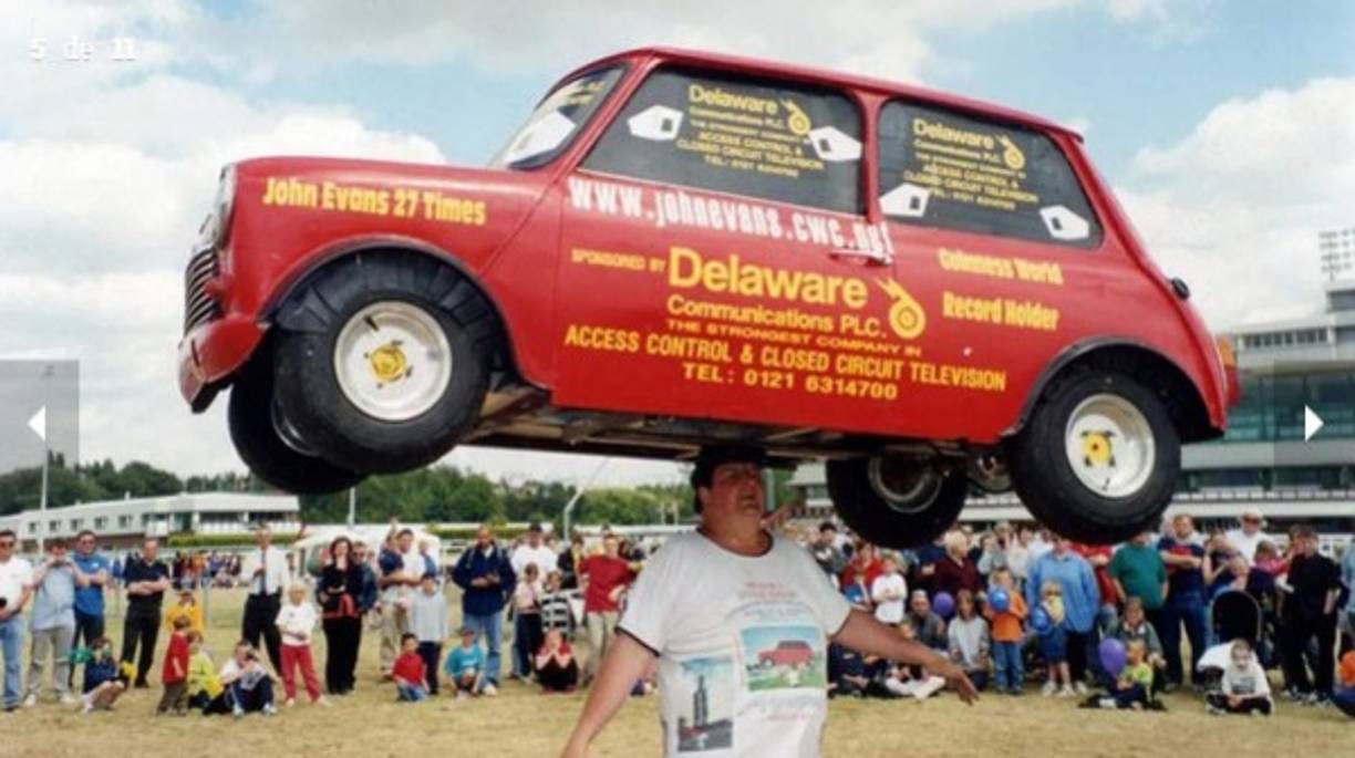 John Evans, de 70 años, se llevó el record por sostener el 'coche más pesado en equilibrio sobre la cabeza'.