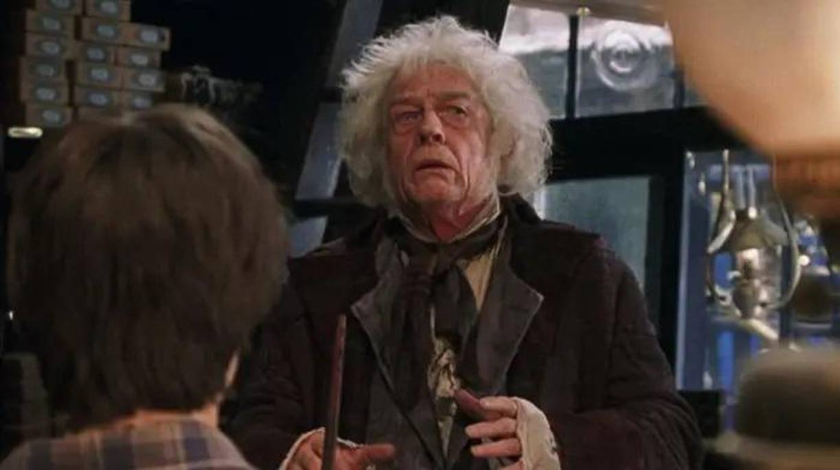 John Hurt asumió el papel secundario del experto fabricante de varitas Garrick Ollivander en la primera y las dos últimas películas de “Harry Potter”. En 2017, el actor murió de cáncer de páncreas a la edad de 77 años. El actor había sido diagnosticado por primera vez dos años antes, en 2015.