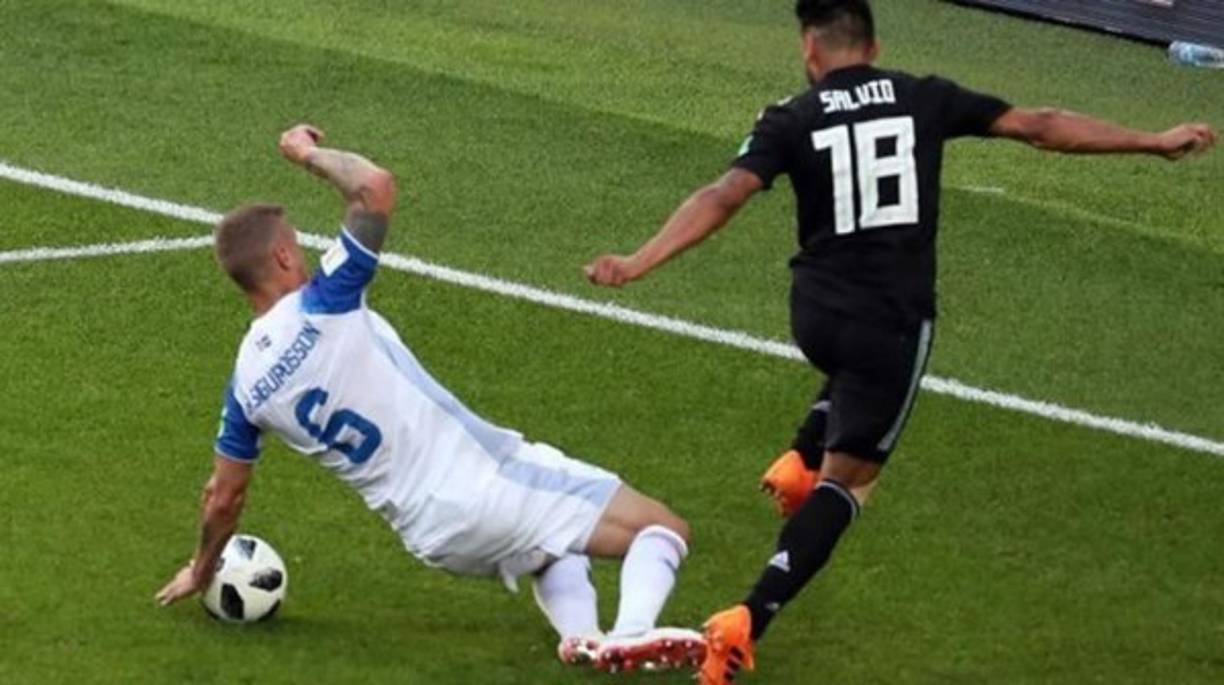 *Si un jugador está cayendo y la pelota toca su mano o brazo cuando están entre el cuerpo y el piso para apoyar el cuerpo (sin extenderlos para hacer el cuerpo más grande).<br/><br/>*Si el arquero intenta 'despejar' un saque de banda o una patada deliberada de un compañero de equipo, pero el 'despeje' falla, el portero puede controlar la pelota.<br/><br/>*Las ofensas verbales se penalizarán con un libre indirecto.<br/><br/>*Golpear un objeto con el pie se penalizará del mismo modo que si es lanzado con la mano.