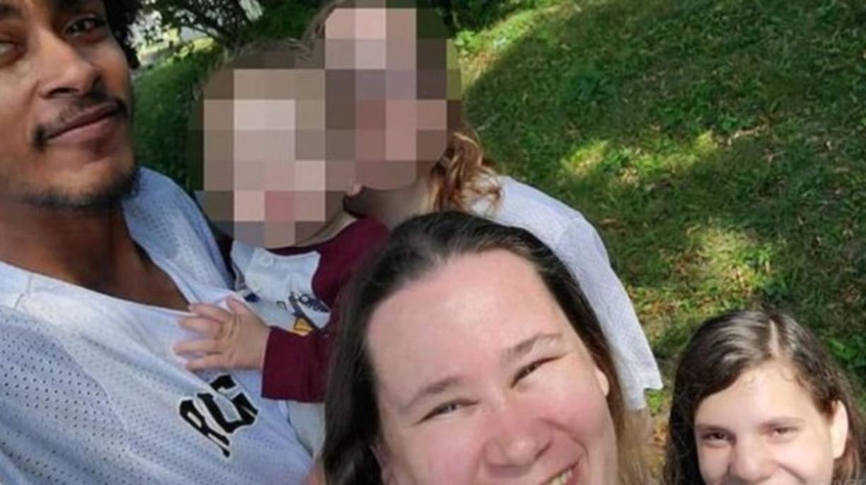 La nueva figura paterna de Natalia, Antwon Mans, de 36 años, fue ordenado recientemente como pastor y vive en una antigua casa parroquial de la iglesia con su esposa Cynthia, de 39 años.