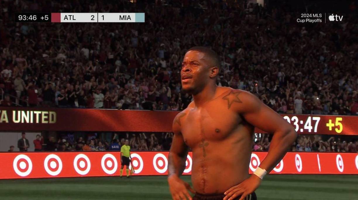 Tras anotar ese golazo, Xande Silva se ‘desnudó’ quitándose la camiseta frente a un estadio que estaba explotando.