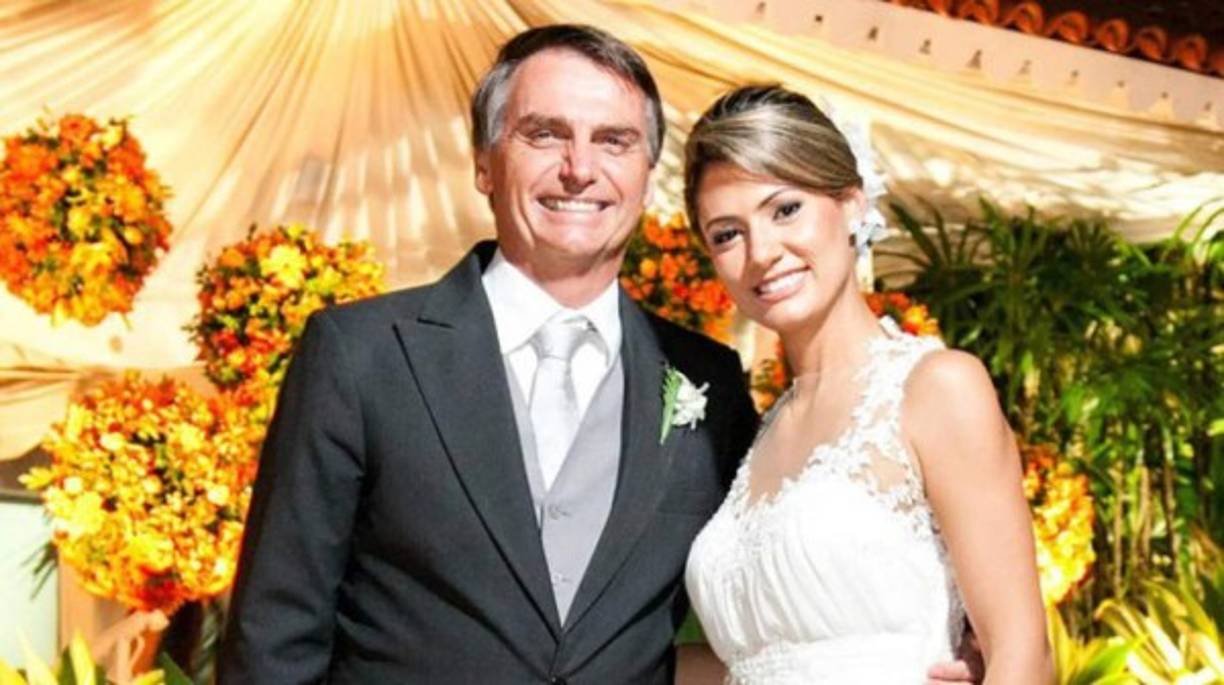 Michelle Bolsonaro se convirtió este domingo en la nueva primera dama de Brasil tras la victoria de su esposo, Jair Bolsonaro, en las elecciones más polarizadas de la historia de ese país.