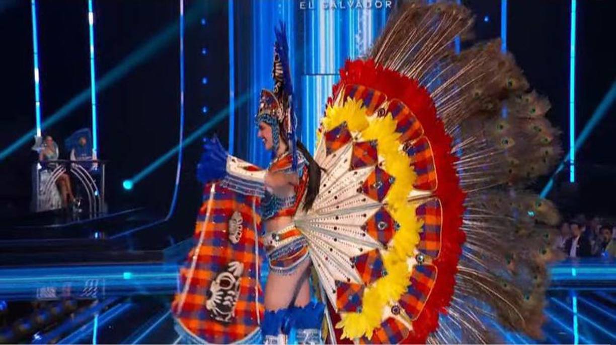 Acentuando aún más el carácter étnica del estilismo, incorpora 25 piezas de artesanía, que incluyen jarrones, máscaras y platos, decoradas con lentejuelas negras y beige.