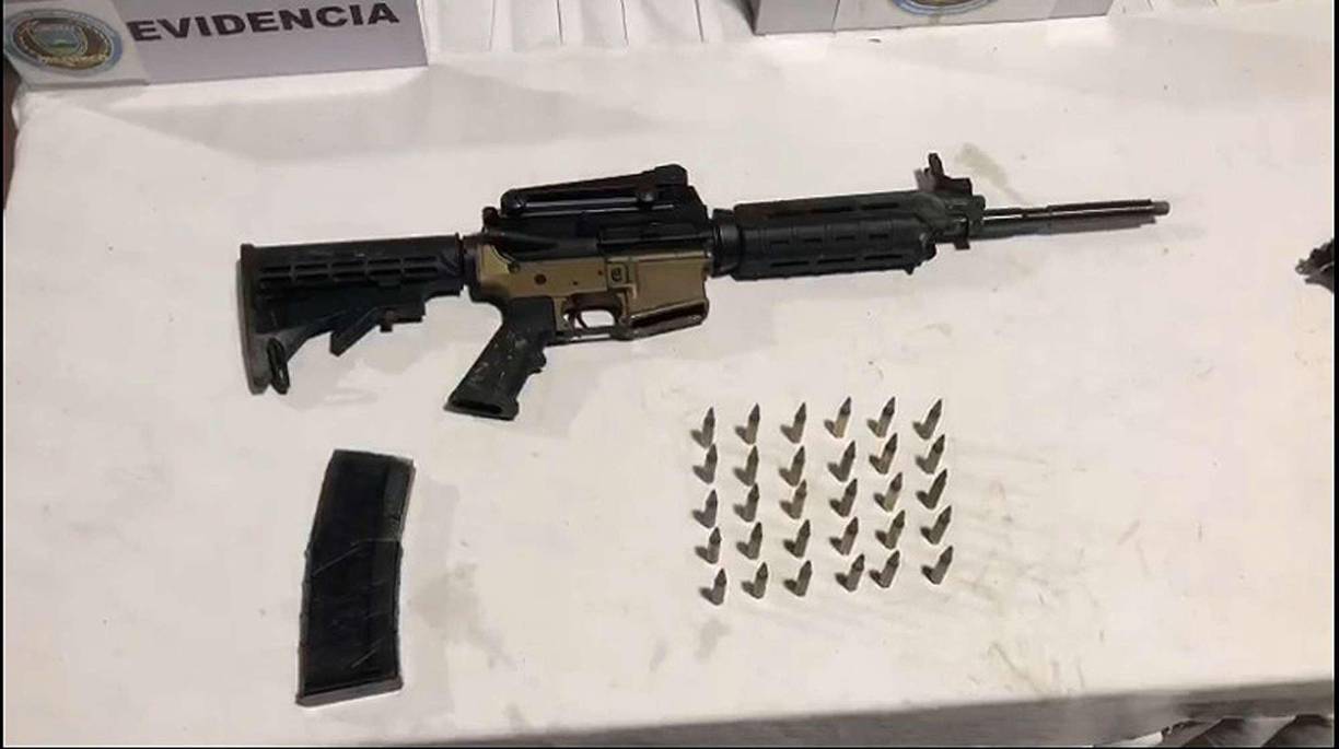 Tomó como rehenes a una mujer y un menor que se encontraban en el interior. El sujeto se encerró en una habitación, usando los rehenes, lo que provocó caos. 