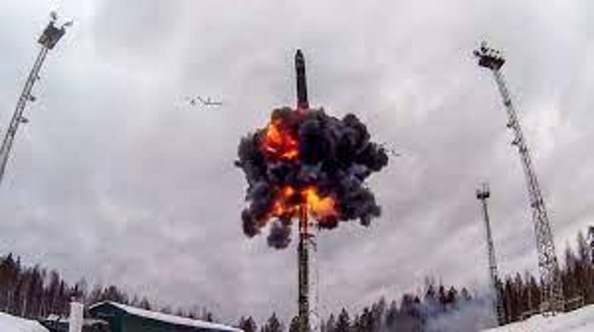 Putin anunció el acuerdo para el pronto despliegue de armas nucleares tácticas en Bielorrusia justo cuatro días después de exigir a Estados Unidos en una declaración conjunta con el líder chino, Xi Jinping, la retirada de sus arsenales nucleares del extranjero.