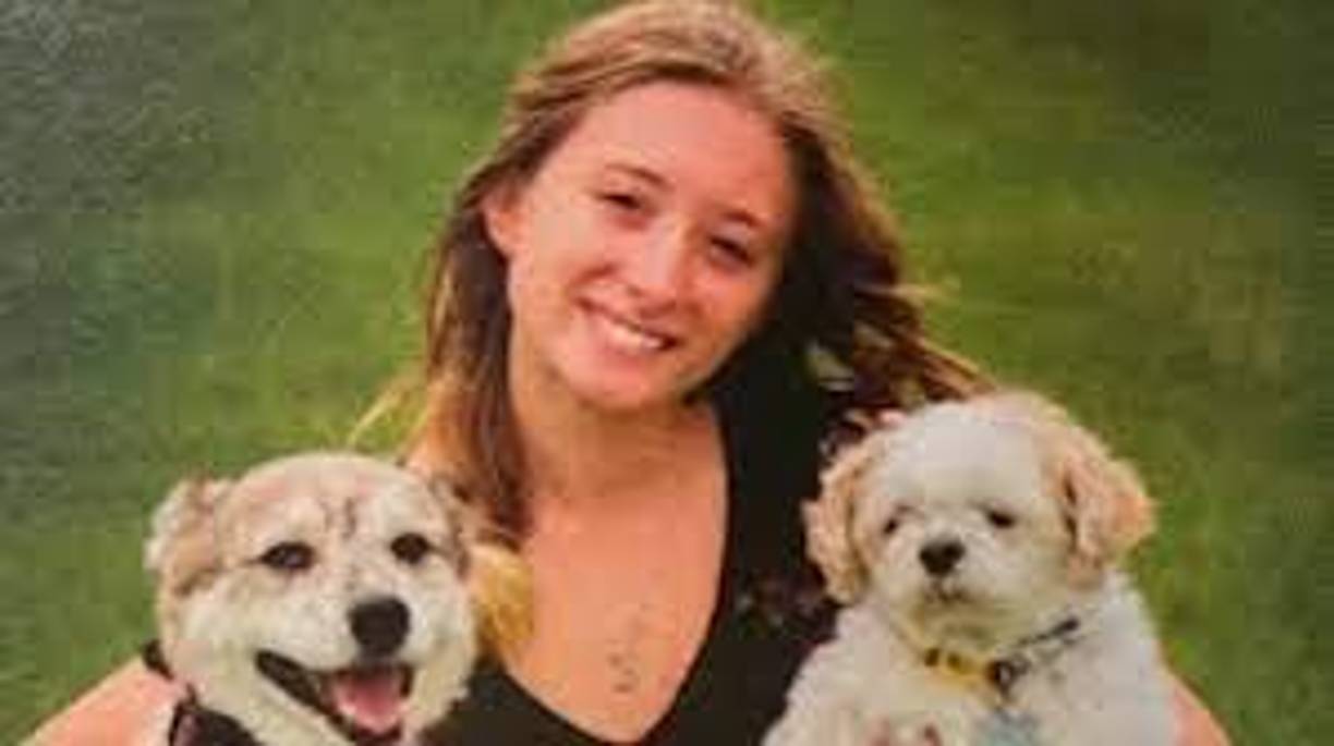 Ella estaba buscando la casa de un amigo cuando ingresó a la entrada de la residencia de Monahan quien abrió fuego contra el vehículo cuando ya estaba retrocediendo para salir de su propiedad.