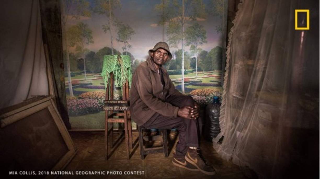 Sunday Best At Weekend Studio: Esta foto de David Muyochokera fue tomada en su último día trabajando como fotógrafo en el Weekend Studio en Kibera, una gran ciudad de chabolas en Nairobi, Kenia. David había trabajado allí durante 37 años, pero Weekend Studio estaba a punto de cerrar permanentemente. 'David me explicó que con las cámaras ahora en los teléfonos, la demanda por su trabajo había disminuido. Estaba preocupado por el inminente cierre del estudio, por lo que finalmente asumí el alquiler.