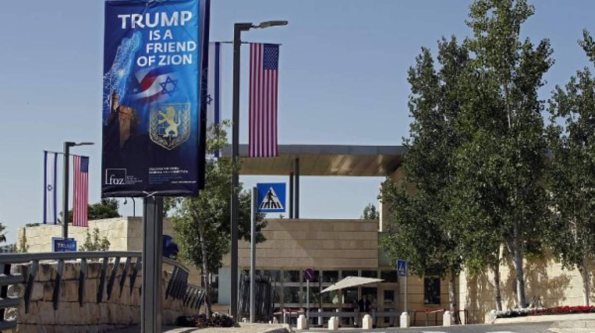 El edificio, que abrió sus puertas al público en 2010, alberga los servicios consulares, que se mantendrán sin interrupción 'en el marco de la embajada', según un alto funcionario estadounidense.