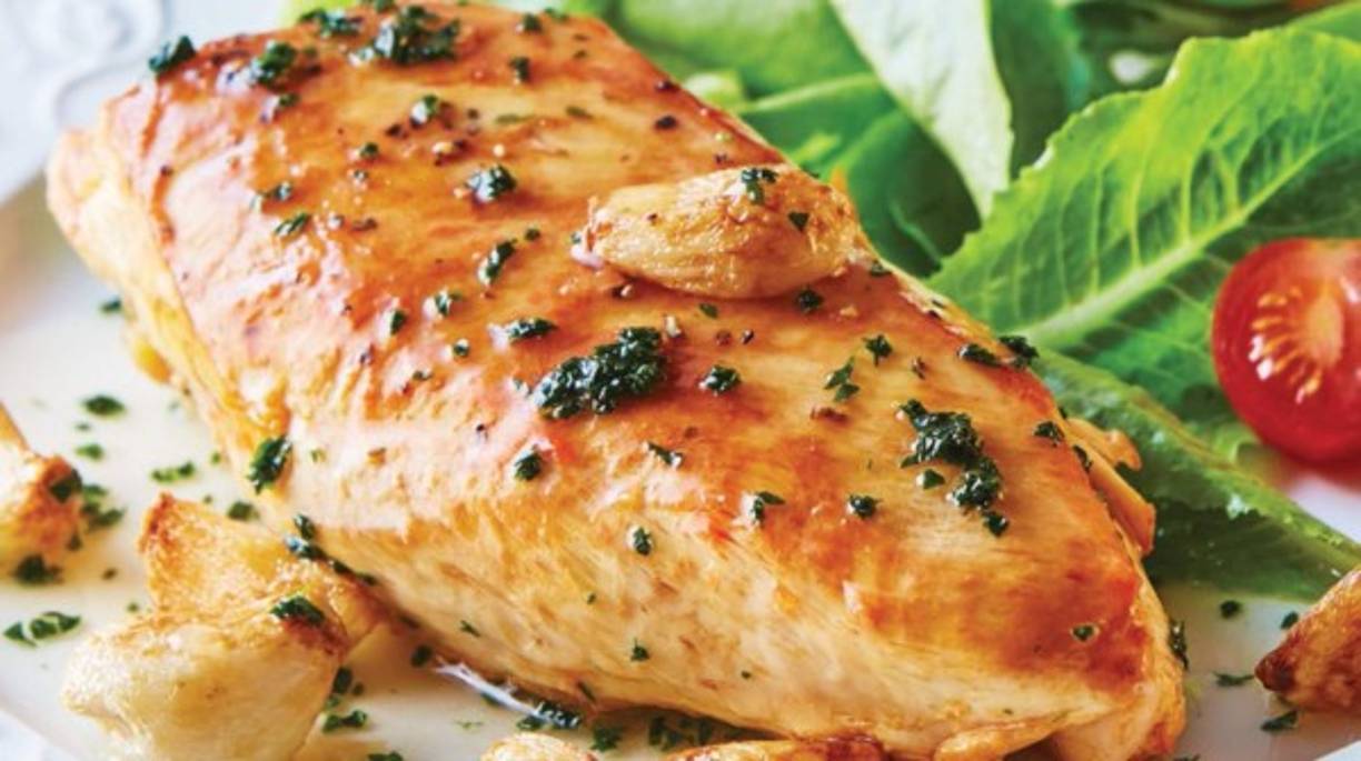 En sus almuerzos come pechuga de pollo por su alto nivel proteico, bajo en grasas y carbohidratos. Esto acompañado con mucho arroz y distintos tipos de granos para nutrir su cuerpo de cara a la actividad física.