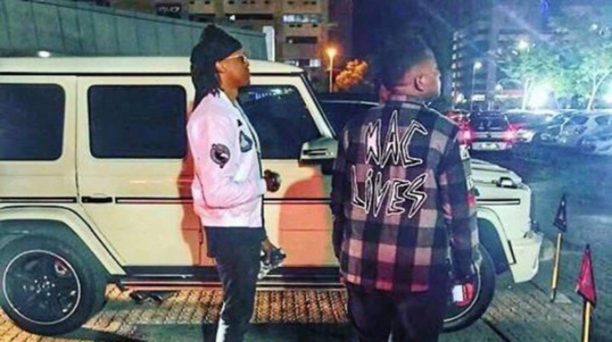 Robert Mugabe Jr. (izquierda) hijo mayor del exdictador africano presume sus lujos en sus redes sociales.