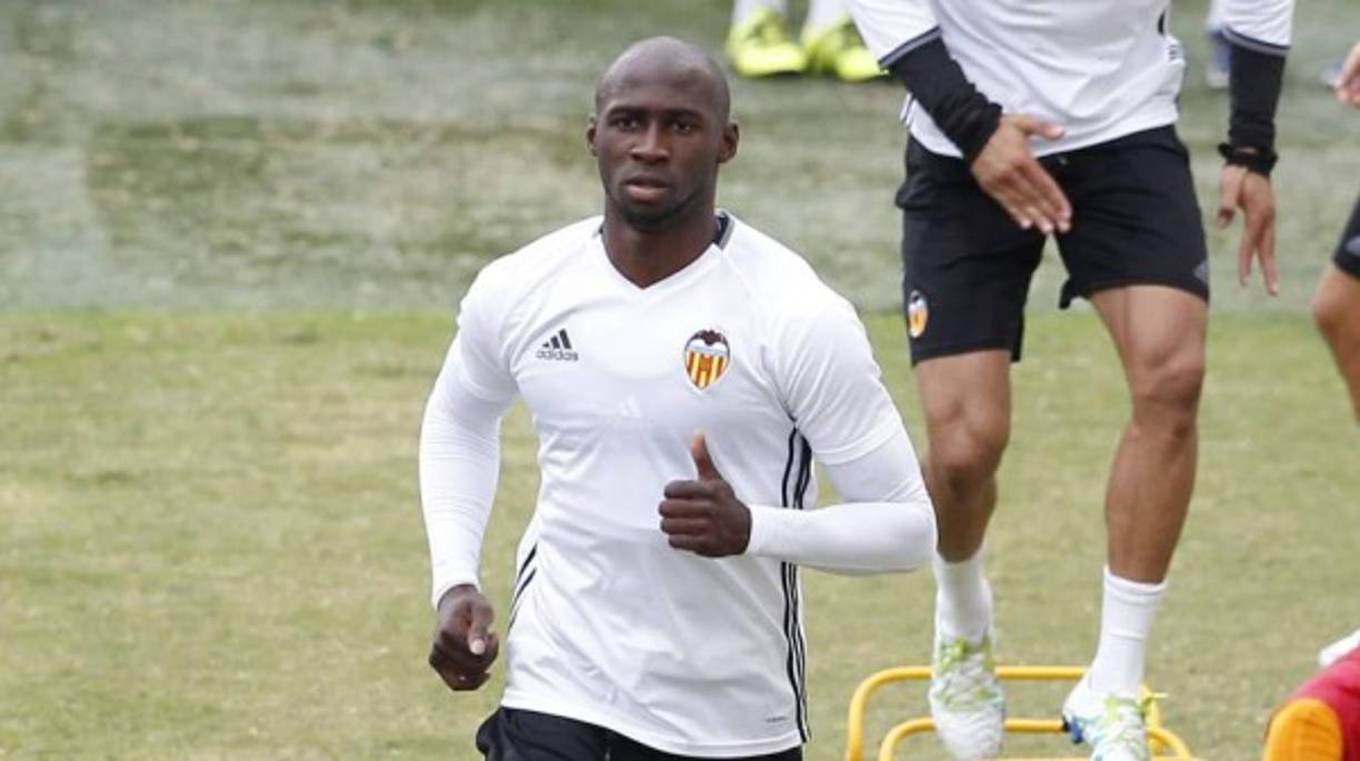 El Valencia no ejerció la opción de compra de Eliaquim Mangala (por su alto coste) tras jugar una temporada cedido y el Manchester City, dueño de su ficha, vuelve a buscarle una salida. El club inglés ha ofrecido a préstamo al central a equipos como Sevilla y Milan.