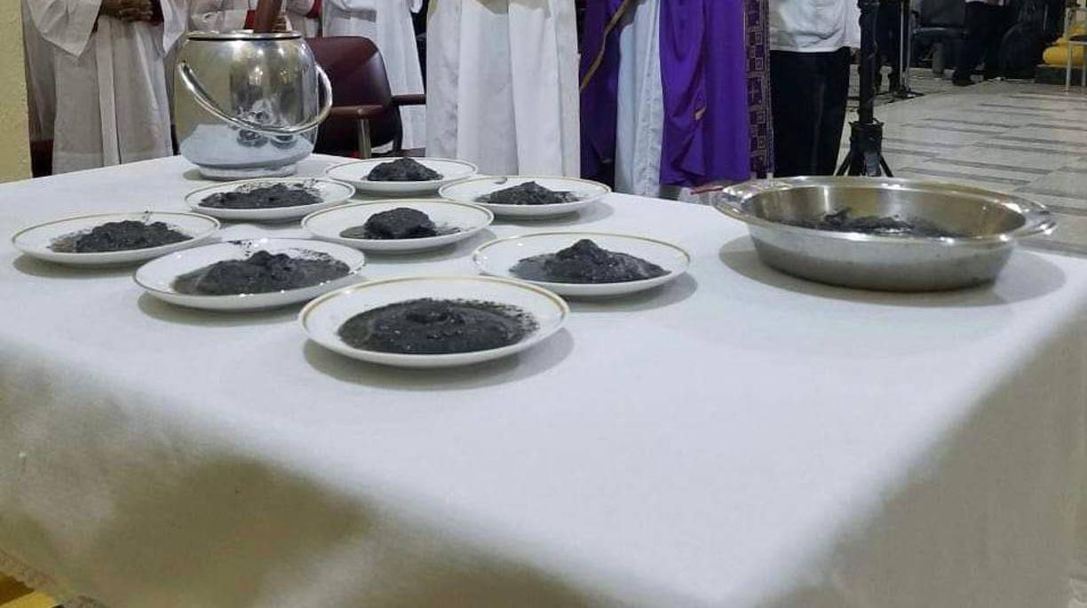 Las cenizas que se usan en el inicio de cuaresma provienen de las palmas usadas en el domingo de ramos del año pasado.