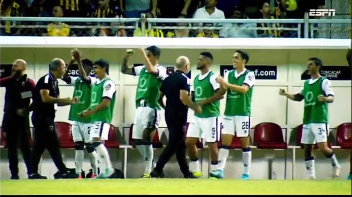 Así celebró Fabián Coito, muy eufórico, el primer gol de su equipo ante el Real España.