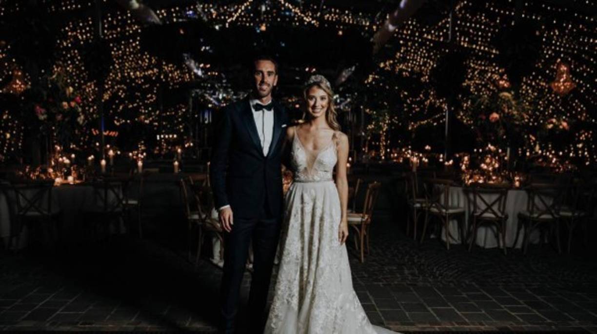 A Jacksonville, ubicada a las afueras de Montevideo y conocida por haber sido sede la antigua Escuela Agrícola Jackson, acudió una nutrida representación de futbolistas del equipo madrileño y de la Celeste, además de familiares y amigos de los contrayentes que fueron recibidos con una lluvia de fuegos artificiales.