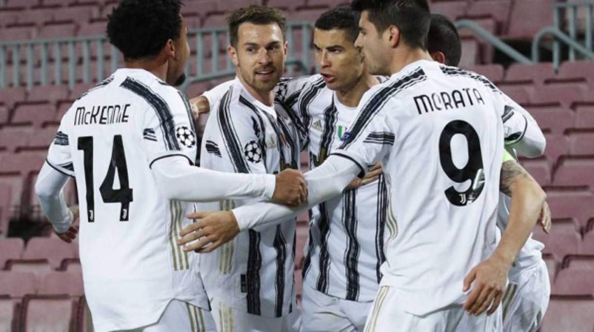 CR7 siendo felicitado por sus compañeros de la Juventus.