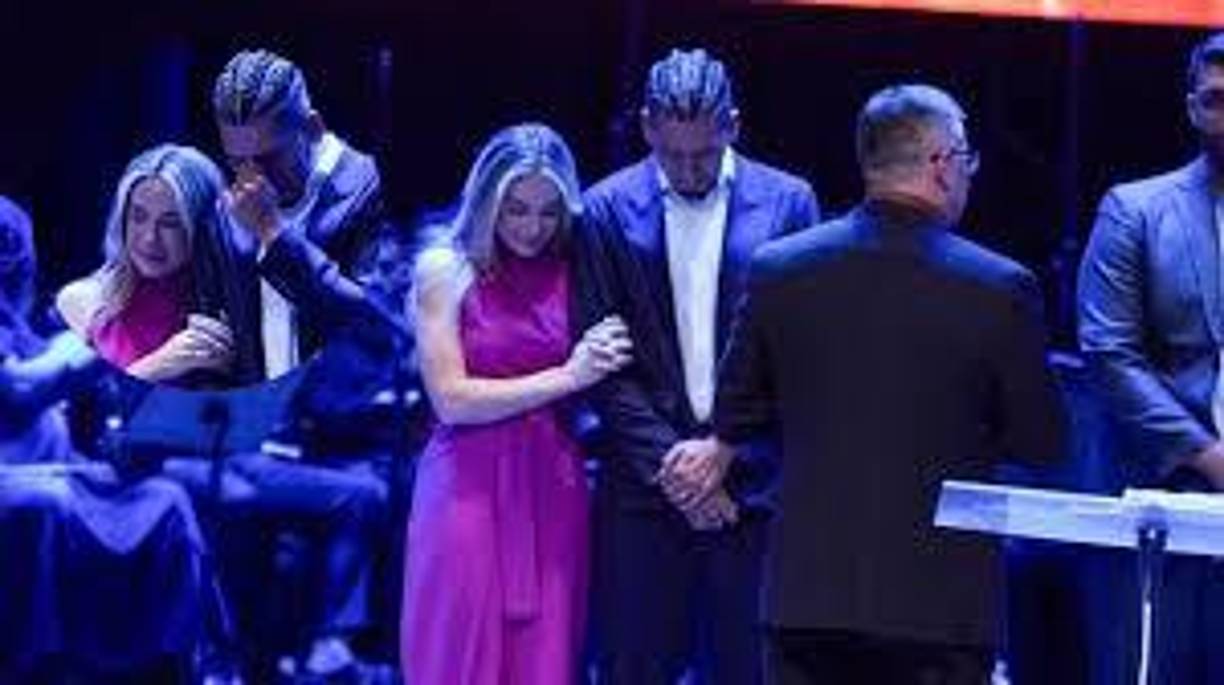 Para confirmar la noticia, Firmino agregó fotografías del suceso y agradeció a Jairo y Keila por su apoyo tanto él como a Larissa en su proceso de convertirse en pastores.