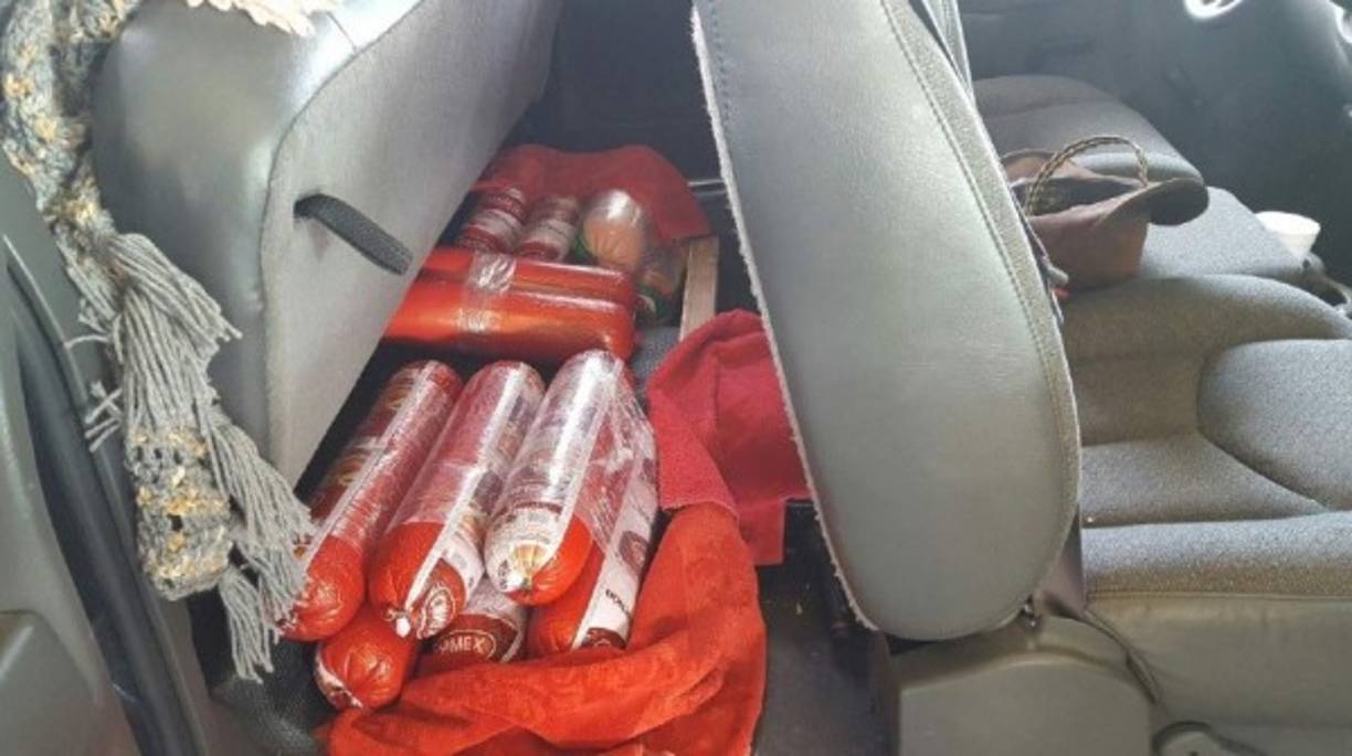 Este individuo fue detenido en la frontera de El Paso, Texas, después de que las autoridades hallaron 14 rollos de mortadela mexicana. Ingresó con este alimento prohibido en los EUA, el sujeto afirmo en su declaración que no traía carnes del extranjero.