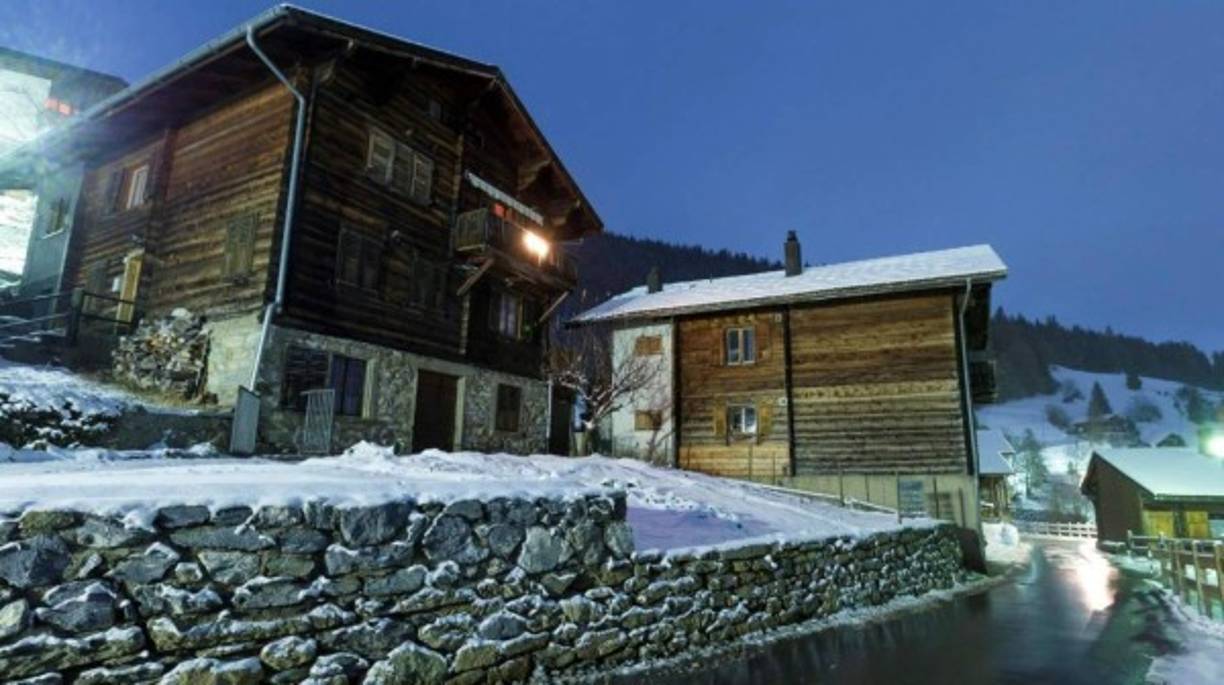 Según datos del ayuntamiento, en 1941 Albinen contaba con 376 habitantes, cifra que se fue reduciendo continuamente hasta contar en 2015 con 253 ciudadanos.<br/><br/>En los últimos años, la localidad ha perdido tres familias y solo quedan dos niños que van a al colegio y cinco que van al instituto, según la agencia suiza ATS.<br/>