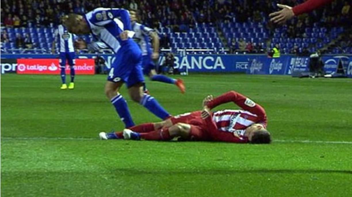 Al instante todos los futbolistas se dan cuenta de la gravedad de la situación.