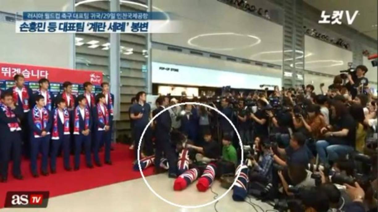 Alrededor de 500 aficionados se dieron cita en el aeropuerto para recibir a los jugadores. El ambiente fue más feliz que hace cuatro años cuando, después de una sombría participación en Brasil, el equipo fue recibido con dulces tradicionales, un insulto en la cultura coreana, en el mismo aeropuerto.