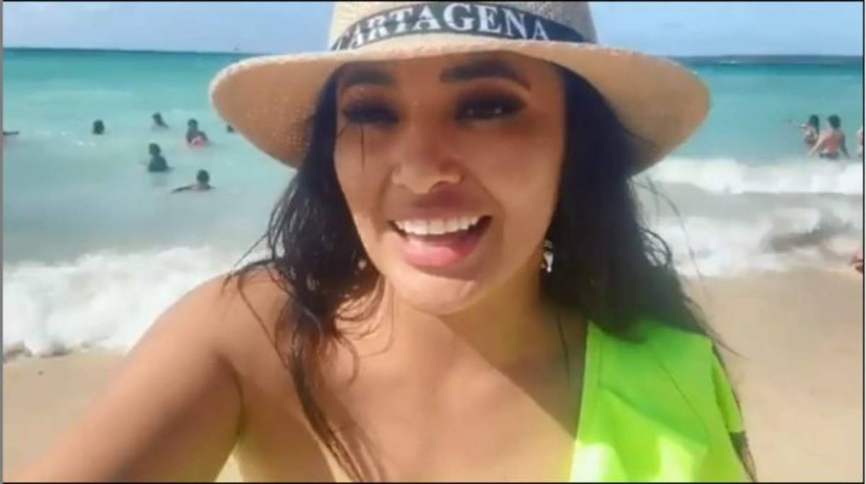 La hermosa hondureña lució un traje de baño verde para disfrutar de las mejores playas de Colombia.